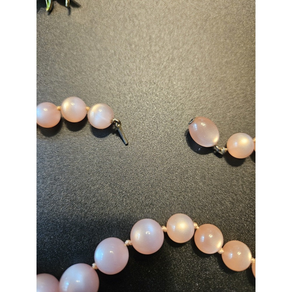 Vtg Pink Moonglow Lucite Necklace With Graduated Beads/Hidden Pin Clasp (281) - Picture 2 of 3